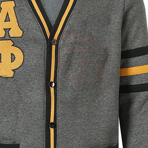 Cardigan universitaire unisexe gris Alpha Phi Fraternity avec bordure jaune, lettres grecques APA brodées, col en V, manches longues, pull pour homme - Product Image 3