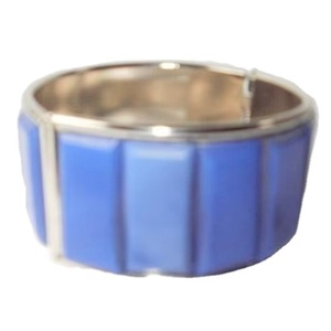 Bracelet jonc large en résine bleue facettée avec fermoir articulé en métal argenté, bijou tendance et volumineux, accessoire géométrique, vente en gros - Product Image 3