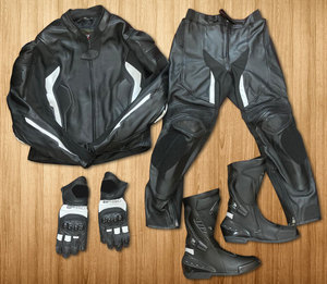 ถุงมือหนังสำหรับขี่มอเตอร์ไซค์ รองเท้า และชุดแข่งรถ - Product Image 1