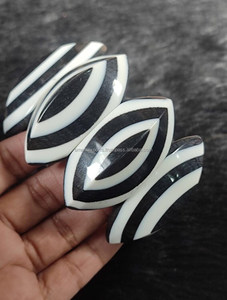 Bracelet jonc élégant en résine noire et blanche en forme de pétale fait à la main en acrylique épais bijoux de mode manchette pour femmes filles - Product Image 6