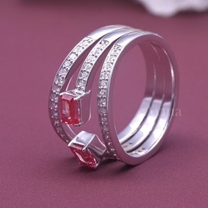แหวนเพชรเม็ดใหญ่ทรงเหลี่ยมมรกต 3 วง ทอง 18K ประดับเพชรแฟนซีสีชมพูที่ได้รับการรับรองจาก IGI - Product Image 6