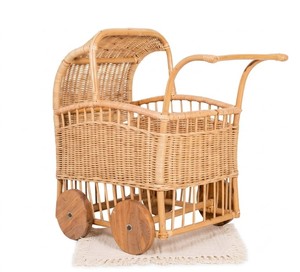 Poussette pour poupée en rotin naturel artisanal avec poignée courbée, panier tissé avec auvent et roues en bois pour la chambre d'enfant - Product Image 1