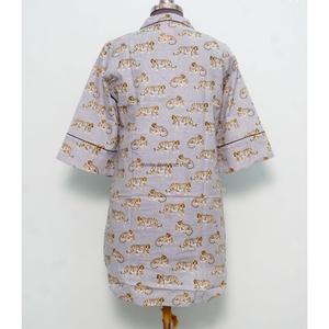 เสื้อเชิ้ตยาวพิมพ์ลายป่า ทำมือ 100% ผ้าฝ้ายนุ่ม ระบายอากาศได้ดี ซักได้ แห้งเร็ว ทรงเอวต่ำ ชุดคลุมอาบน้ำ ลายพิมพ์ฤดูใบไม้ร่วง - Product Image 6