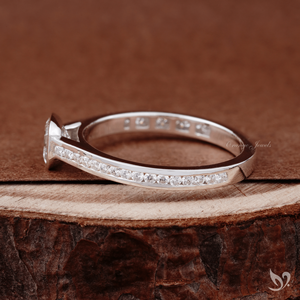 Bague de fiançailles vintage en or blanc 10 carats avec diamant de laboratoire taille Asscher de 0,5 ct serti clos et bandeau en sangle, style vintage. - Product Image 2