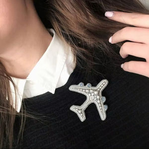 Broche avion faite main en perles, imitation perle et perles de rocaille, badge de revers pour hôtesses de l'air, pour costume, pull, manteau, vêtement - Product Image 1