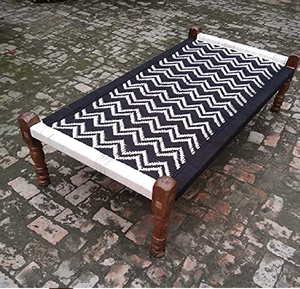 Banco charpai de madera resistente con un audazco patrón tejido en zigzag en blanco y negro, disponible a precios de mayorista. - Product Image 1