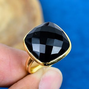 Bague statement pour femme, en onyx noir naturel taille coussin, sertie de pierres, plaquée or 18 carats, faite à la main. - Product Image 1