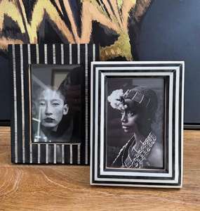 Cadre photo au design unique avec incrustation en résine et finition brillante en MDF, à prix très abordable. - Product Image 1