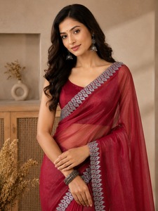 Elegante Saree Rojo de Seda con Estampado Floral y Borde Bordado Gris, Largo hasta el Suelo, para Bodas, Estilo India-Pakistán, Disponible en Stock - Product Image 2