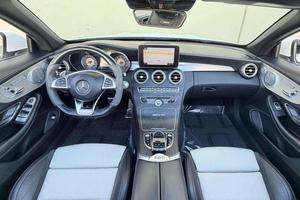 Mercedes-AMG C63 Cabriolet 2017 d'occasion en bon état, 27 000 milles, V8 biturbo, pack Premium 2, échappement AMG Performance - Product Image 3