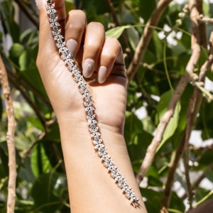 Bracelet de tennis floral de luxe pour femme, plaqué or blanc, avec cristaux étincelants taille marquise et taille rond, idéal pour un mariage - Product Image 4