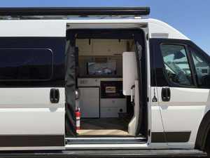 Autocaravana Winnebago Travato Euro 6 con Cocina y Baño Ajustables, TV y Aire Acondicionado - Product Image 4