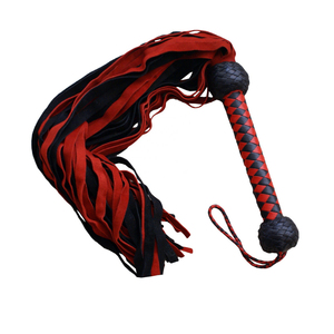 Látigo de cuero suave con un aspecto elegante, peso equilibrado y diseño de cuero sintético, diseñado para juegos ligeros y sensuales. - Product Image 4