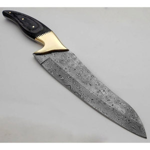 Cuchillo de chef de acero de Damasco con mango de madera y protector de latón - Product Image 1