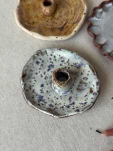 Portavelas de cerámica redondo a rayas hecho a mano para mesa en decoración del hogar, restaurantes y rituales religiosos por UO INDIA. - Product Image 3