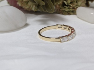 Anillo de Compromiso y Matrimonio de Media Eternidad con Diamante Cultivado en Laboratorio de Corte Radiante de 1.90 Ct, Certificado IGI, Oro Amarillo de 14k, Joyas Lurba, a la Moda - Product Image 3