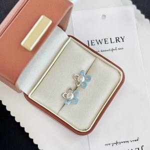 Pendientes de Plata de Ley S925 con Perla de Camelia y Flor de Estrella de Cinco Puntas con Acabado Esmaltado - Product Image 5