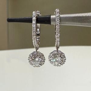 Pendientes Huggie de Oro de 14K con Diamantes Cultivados en Laboratorio, Engaste Pavé, Diseño Floral Colgante, Joyería Minimalista para Fiesta Nupcial, Regalo para Mujer - Product Image 1