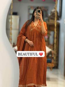 Magnifiques ensembles de costumes en pur coton 60/60, comprenant un haut et un pantalon avec dupatta, parfaits pour le quotidien et les fêtes de bureau, en promotion. - Product Image 5