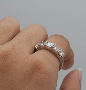 Anillo de Oro con 5 Diamantes Cultivados en Laboratorio de 1.50 CT |   Joyería nupcial apilable de lujo certificada por IGI para aniversario de bodas - Product Image 3