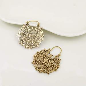 Boucles d'oreilles créoles en laiton plaqué or, motif floral, tendance, unisexe, bijoux cadeau - Product Image 1