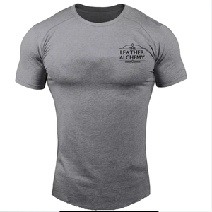 T-shirt de sport pour homme, coupe ajustée, léger, respirant, éco-responsable, évacuant l'humidité, pour la course à pied, la gym et les entraînements. - Product Image 1