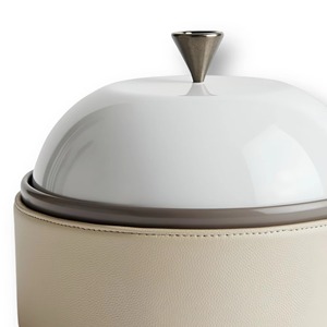 Casserole minimaliste en cuir avec couvercle en métal sculpté, idéale pour le bureau, la cantine, la restauration et la présentation élégante des aliments. - Product Image 4