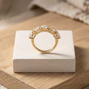 Bague de mariage pour femme en or massif couleur or, design exclusif, 5 diamants, E VVS, taille brillant rond, diamant de laboratoire - Product Image 3