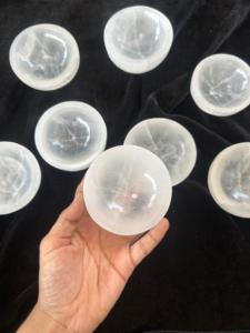 Cuenco de Selenita de Gujarat Hecho a Mano, Redondo, de 3 Pulgadas, Piedra Preciosa Natural Blanca, Decoración para el Hogar, Feng Shui, Reiki, Tallado en Sombra - Product Image 4