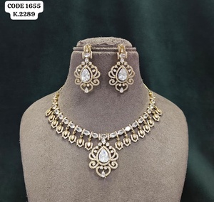 Ensemble collier et boucles d'oreilles élégants en rose pastel et ornés de pierres AD, en forme de goutte royale, pour femmes - Product Image 1