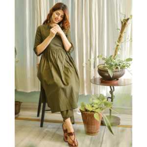 Conjunto de Kurta de Tela Oxford Verde Militar con Mangas Tres Cuartos, Talla XS - Product Image 1