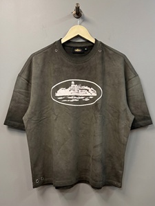 Camiseta Gráfica de Algodón Peinado Premium, Tejido Suave, Impresión Duradera, Detalle de Cuello con Ojales, Corte Holgado, Unisex - Product Image 3