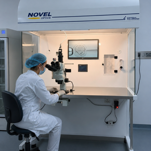 Estación de Trabajo Vertical para Laboratorio de FIV |   Encimera de Acero Inoxidable con Flujo de Aire Filtrado por HEPA, Iluminación LED y Tomas de Corriente Integradas - Product Image 2