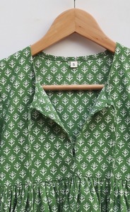 เสื้อกล้ามผ้าฝ้ายพิมพ์ลายบาติกแบบทำมือ เป็นมิตรกับสิ่งแวดล้อม แห้งเร็ว ระบายอากาศดี แต่งลูกไม้ลายดอกไม้ สไตล์ลำลองสำหรับผู้หญิง เสื้อสไตล์อินเดียประดับโบว์ - Product Image 5