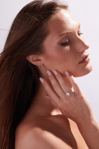 Anillo de Compromiso con Diamante Cultivado en Laboratorio de Corte Cojín de 3.00Ct, Oro Blanco de 14K, Halo Oculto, Certificado IGI, Lujo de Luxeshine - Product Image 2
