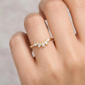 Anillo de compromiso elegante de oro puro de 10K y 14K con 5 piedras marquise curvadas y diamantes de laboratorio, estilo tiara, para boda - Product Image 5