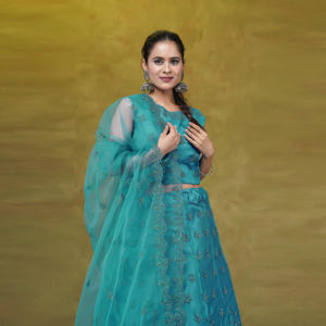 ชุดเลเฮนกาโชลีสำหรับเด็ก ดีไซน์เนอร์ ตกแต่งด้วยงานปักด้ายอย่างประณีต กระโปรงทรงบานสวยสง่า เหมาะสำหรับงานเฉลิมฉลอง งานรับปริญญา งานแต่งงานริมชายหาด - Product Image 3