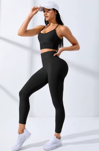 Ensemble de sport noir sans couture pour femme : soutien-gorge de yoga, leggings taille haute et crop top à manches courtes pour fitness et entraînement - Product Image 1