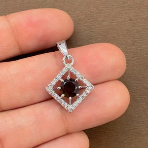 Pendentif carré en argent sterling plaqué rhodium avec quartz fumé serti griffe, fait main, style minimaliste – Vente en gros tendance Rhaya Jewels - Product Image 3