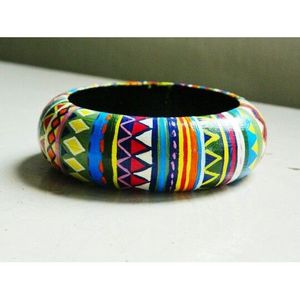 Bracelets ethniques en bois faits à la main et colorés pour femmes, collection de bijoux traditionnels et de vêtements de fête - Product Image 4