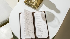 ที่ใส่เมนูหนังแท้สุดหรูพร้อมโลโก้สั่งทำ ดีไซน์พับได้ ใช้งานสะดวก ปลอดภัย เหมาะสำหรับร้านอาหาร คาเฟ่ โรงแรม รุ่น LMC-0173 - Product Image 6