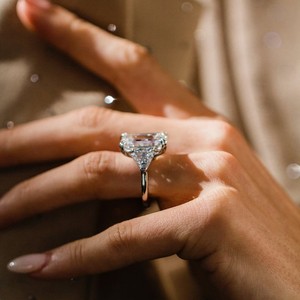 Bague de fiançailles et de mariage de luxe en platine avec trois diamants de laboratoire taille émeraude VVS et diamants taille calfeutre sur les côtés – Cadeau raffiné - Product Image 4