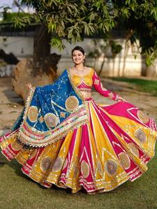 Tenue de mariage indienne traditionnelle pour femme, en mousseline de coton, avec broderie miroir en relief, comprenant un dupatta bleu et un lehenga rose et jaune, longueur ras du sol, pour l'été - Product Image 1