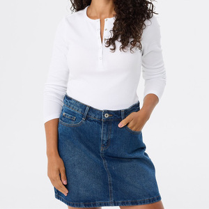 T-shirt blanc à manches courtes pour femme, col rond, boutons sur le devant, logo, design minimaliste, coupe classique, coton biologique, non tissé, respectueux de l'environnement - Product Image 4