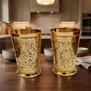 Vaso de latón grabado con motivos florales, vajilla decorativa de metal, regalo disponible a precio directo de fábrica. - Product Image 3