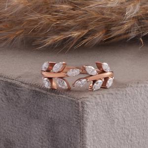 Bague en or rose à la mode pour femme, très demandée, en forme de feuille, sertie de diamants taille marquise, style nature, pour mariage et fiançailles - Product Image 1