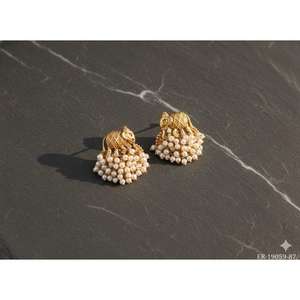 Pendientes Jhumka Colgantes de Perlas de Diseño Premium, Joyería Tradicional Étnica de Templo Dorado de Alta Calidad para Bodas y Fiestas para Mujer - Product Image 2