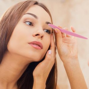 Lot de 12 rasoirs à sourcils, tondeuses, rasoirs faciaux et rasoirs Dermaplane avec capuchon de précision pour le visage des femmes - Product Image 5