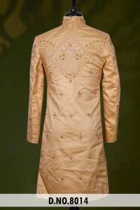 Traje de novio Sherwani premium en beige dorado para hombre, con bordado en tono dorado y plateado, adornado con cuentas y lentejuelas en toda la prenda. - Product Image 2