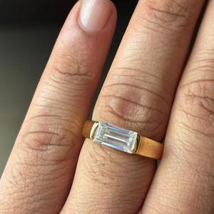 แหวนเพชรทรงบาแก็ตต์ทอง 14K ดีไซน์หรูหรา ประดับเพชรแล็บโกรว์ แหวนหมั้นแบบมินิมอล แหวนเพชรแท้รับรองคุณภาพ ของขวัญเครื่องประดับชั้นดี - Product Image 3